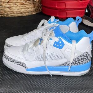 Jordan Spizike size boys 5.5Y barley worn